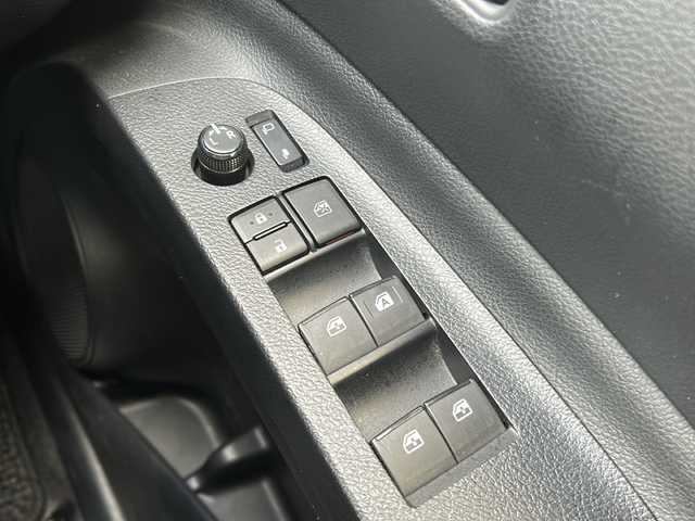 トヨタ シエンタ G 静岡県 2016(平28)年 5万km ホワイトパールクリスタルシャイン 純正SDナビ/・CD/・DVD/・フルセグＴＶ/・Bluetooth/・AM/・FM/主要装備/・両側パワスラ/・衝突軽減/・レーンキープ/・コーナーセンサー前後/・バックカメラ/・シートヒーターD/N席/・シートカバー/・LEDヘッドライト/・オートライト/・オートハイビーム/・フォグランプ/・ステリモ/・TVキャンセラー/・スマートキー/・プッシュスタート/・スペアキー1本