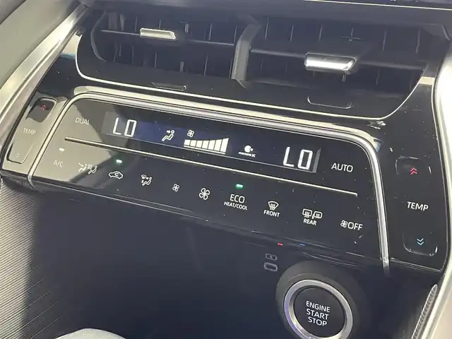トヨタ ハリアー G 滋賀県 2023(令5)年 3.6万km プラチナホワイトパールマイカ 純正12.3インチナビ/USB/Miracast/Bluetooth/フルセグテレビ/バックカメラ/ドライブレコーダー/セーフティセンス/・プリクラッシュセーフティ/・レーダークルーズコントロール/・ロードサインアシスト/・ドライバー異常時対応システム/・横断歩行者検知機能/・緊急時操舵支援/・レーントレーシングアシスト/・アダプティブハイビーム/パーキングサポートブレーキ/ブラインドスポットモニター/パワーバックドア/ETC2.0/デジタルインナーミラー/ハーフレザーシート/LEDヘッドライト