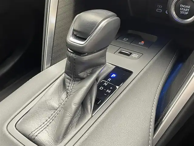 トヨタ ハリアー G 滋賀県 2023(令5)年 3.6万km プラチナホワイトパールマイカ 純正12.3インチナビ/USB/Miracast/Bluetooth/フルセグテレビ/バックカメラ/ドライブレコーダー/セーフティセンス/・プリクラッシュセーフティ/・レーダークルーズコントロール/・ロードサインアシスト/・ドライバー異常時対応システム/・横断歩行者検知機能/・緊急時操舵支援/・レーントレーシングアシスト/・アダプティブハイビーム/パーキングサポートブレーキ/ブラインドスポットモニター/パワーバックドア/ETC2.0/デジタルインナーミラー/ハーフレザーシート/LEDヘッドライト