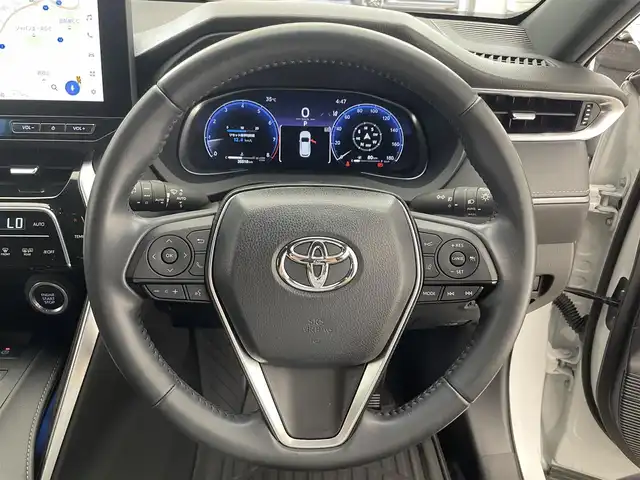 トヨタ ハリアー G 滋賀県 2023(令5)年 3.6万km プラチナホワイトパールマイカ 純正12.3インチナビ/USB/Miracast/Bluetooth/フルセグテレビ/バックカメラ/ドライブレコーダー/セーフティセンス/・プリクラッシュセーフティ/・レーダークルーズコントロール/・ロードサインアシスト/・ドライバー異常時対応システム/・横断歩行者検知機能/・緊急時操舵支援/・レーントレーシングアシスト/・アダプティブハイビーム/パーキングサポートブレーキ/ブラインドスポットモニター/パワーバックドア/ETC2.0/デジタルインナーミラー/ハーフレザーシート/LEDヘッドライト