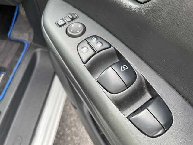 日産 セレナ e－パワー ハイウェイスター V 千葉県 2019(平31)年 3.9万km ブリリアントホワイトパール 2トーン 純正9インチナビ/(フルセグTV/BT/CD/DVD/FM/AM)/全周囲カメラ/ナビ連動ドライブレコーダー/デジタルインナーミラー/プロパイロット/純正フリップダウンモニター/両側パワースライドドア/ハンズフリーオートスライドドア/横滑り防止装置/ビルトインETC/アイドリングストップ/LEDヘッドライト/フォグランプ/オートライト/ウィンカーミラー/電動格納ミラー/純正16インチAW/シートヒーター/シートリフター/ステアリングヒーター/プッシュスタート/スマートキー/フロアマット/取扱説明書