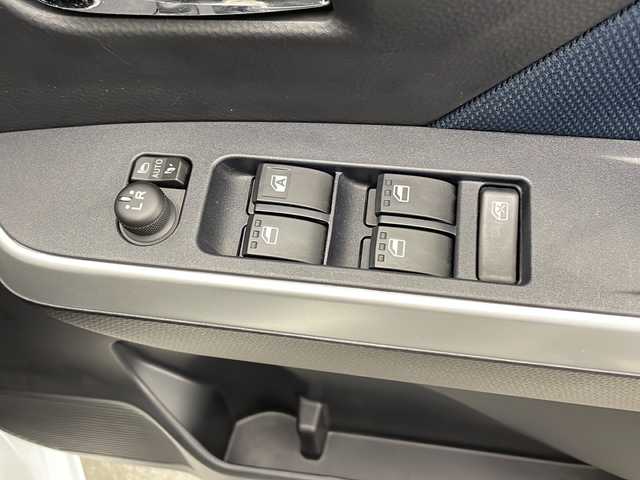 トヨタ ルーミー カスタムG 宮崎県 2020(令2)年 2.5万km パールホワイトⅢ 禁煙車/トヨタセーフティセンス/純正ナビTV/（NSZT-W66T/CD/DVD/Bluetooth/FMAM/フルセグTV)/純正バックカメラ/純正ビルトインETC/純正LEDオートライト/純正LEDフォグ/純正15インチアルミ/純正フロアマット/両側電動スライドドア/プリクラッシュセーフティ/オートマチックハイビーム/レーンディパーチャーアラート/アダプティブクルーズコントロール/クリアランスソナー/電子パーキング／オートホールド/オートエアコン/オート電動格納ミラー/本革巻ハンドル/スマートキー/プッシュエンジンスタート/新車時保証書/取扱い説明書