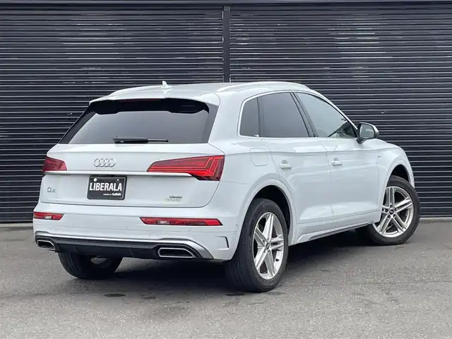 アウディ アウディ Ｑ５ 40TDIクワトロ Sライン 静岡県 2021(令3)年 5.3万km グレイシアホワイトメタリック S line plus パッケージ/・アーティフィシャルインテリアレザー/ （ドアアームレスト/センターコンソール）/・シートヒーター（フロント/リヤ）/・アコースティックガラス（フロントサイド）/マトリクスLEDヘッドライトパッケージ/・マトリクスLEDヘッドライト//ダイナミックターンインディケーター（フロント/リヤ）/・ヘッドライトウォッシャー/ハーフレザーシート/電動リアゲート/BANG&OLUFSEN/BSM/バーチャルコックピット/MMI/(BT/CarPlay)/360°カメラ/ACC/LKA/パーキングアシスト/ダウンヒルアシストコントロール/メモリー付パワーシート/アドバンストキー/ETC2.0/ドライブレコーダー/純正19インチアルミホイール/純正フロアマット