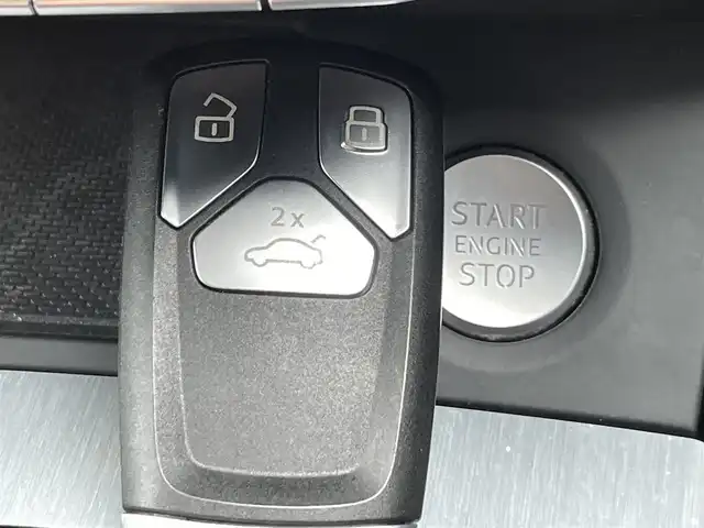 アウディ アウディ Ｑ５ 40TDIクワトロ Sライン 静岡県 2021(令3)年 5.3万km グレイシアホワイトメタリック S line plus パッケージ/・アーティフィシャルインテリアレザー/ （ドアアームレスト/センターコンソール）/・シートヒーター（フロント/リヤ）/・アコースティックガラス（フロントサイド）/マトリクスLEDヘッドライトパッケージ/・マトリクスLEDヘッドライト//ダイナミックターンインディケーター（フロント/リヤ）/・ヘッドライトウォッシャー/ハーフレザーシート/電動リアゲート/BANG&OLUFSEN/BSM/バーチャルコックピット/MMI/(BT/CarPlay)/360°カメラ/ACC/LKA/パーキングアシスト/ダウンヒルアシストコントロール/メモリー付パワーシート/アドバンストキー/ETC2.0/ドライブレコーダー/純正19インチアルミホイール/純正フロアマット