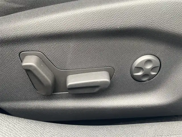 プジョー プジョー ３０８ GT ブルーHDi 福岡県 2024(令6)年 0.4万km 白 ・1オーナー/・アクティブクルーズコントロール/・純正HDDナビ/USB/Bluetooth/AppleCarPlay/・全方位カメラ/・ハーフレザーシート/シートヒーター/・社外ETC/・純正18AW/・プッシュスタート/・パーキングアシスト/・アイドリングストップ/・スマートキー/・パワーシート/・レーンキープアシスト/・オートライト/・LEDライト