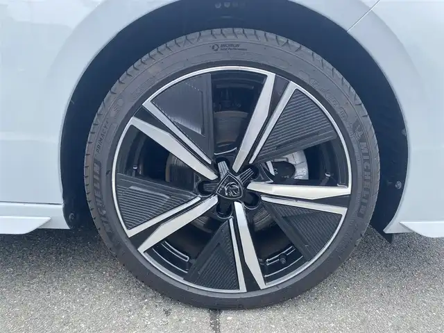 プジョー プジョー ３０８ GT ブルーHDi 福岡県 2024(令6)年 0.4万km 白 ・1オーナー/・アクティブクルーズコントロール/・純正HDDナビ/USB/Bluetooth/AppleCarPlay/・全方位カメラ/・ハーフレザーシート/シートヒーター/・社外ETC/・純正18AW/・プッシュスタート/・パーキングアシスト/・アイドリングストップ/・スマートキー/・パワーシート/・レーンキープアシスト/・オートライト/・LEDライト