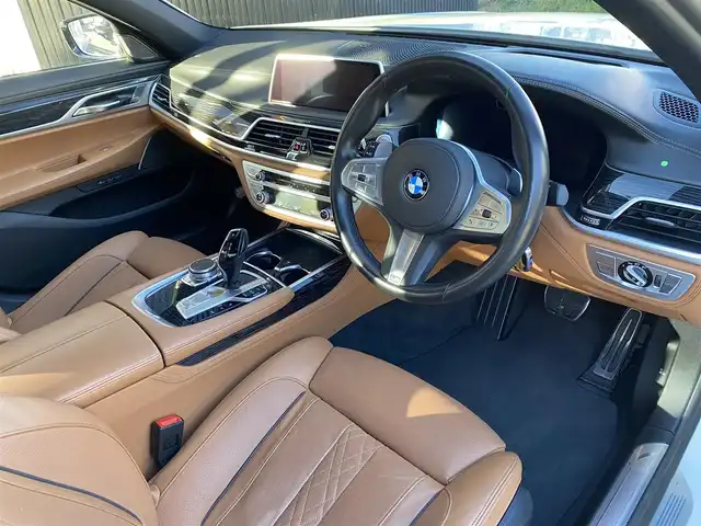 ＢＭＷ ７４０ｄ xDrive Mスポーツ 福岡県 2019(令1)年 3.9万km ミネラルホワイト 禁煙車/サンルーフ/純正ナビ/（CD/DVD/Apple Car Play/Bluetooth/USB/フルセグTV)/全方位カメラ/harman/kardon/ルームミラー内蔵型ETC/インテリジェントセーフティ/・歩行者警告および自動ブレーキ/・衝突警告および自動ブレーキ/・レーンキープアシスト/アクティブクルーズコントロール/ヘッドアップディスプレイ/エアサス/ブラウン本革シート/全席シートヒーター/前席シートベンチレーション/前席パワーシート/パワートランク/ワイヤレス充電/LEDヘッドライト/スマートキー×２