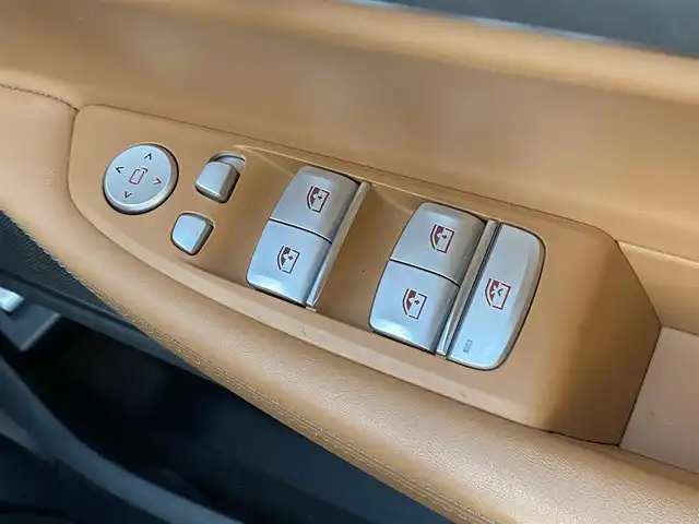 ＢＭＷ ７４０ｄ xDrive Mスポーツ 福岡県 2019(令1)年 3.9万km ミネラルホワイト 禁煙車/サンルーフ/純正ナビ/（CD/DVD/Apple Car Play/Bluetooth/USB/フルセグTV)/全方位カメラ/harman/kardon/ルームミラー内蔵型ETC/インテリジェントセーフティ/・歩行者警告および自動ブレーキ/・衝突警告および自動ブレーキ/・レーンキープアシスト/アクティブクルーズコントロール/ヘッドアップディスプレイ/エアサス/ブラウン本革シート/全席シートヒーター/前席シートベンチレーション/前席パワーシート/パワートランク/ワイヤレス充電/LEDヘッドライト/スマートキー×２