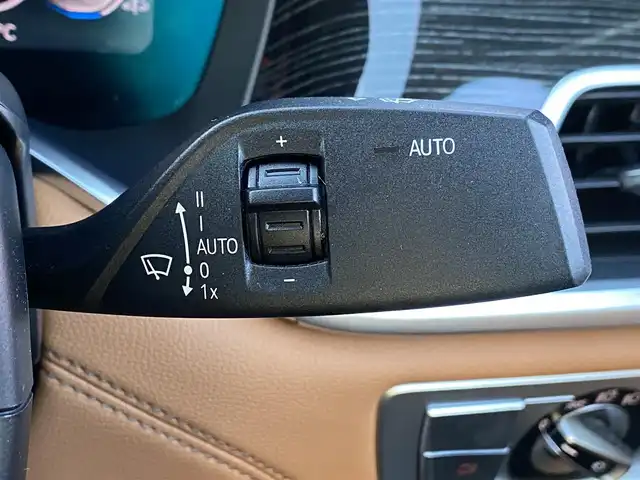 ＢＭＷ ７４０ｄ xDrive Mスポーツ 福岡県 2019(令1)年 3.9万km ミネラルホワイト 禁煙車/サンルーフ/純正ナビ/（CD/DVD/Apple Car Play/Bluetooth/USB/フルセグTV)/全方位カメラ/harman/kardon/ルームミラー内蔵型ETC/インテリジェントセーフティ/・歩行者警告および自動ブレーキ/・衝突警告および自動ブレーキ/・レーンキープアシスト/アクティブクルーズコントロール/ヘッドアップディスプレイ/エアサス/ブラウン本革シート/全席シートヒーター/前席シートベンチレーション/前席パワーシート/パワートランク/ワイヤレス充電/LEDヘッドライト/スマートキー×２