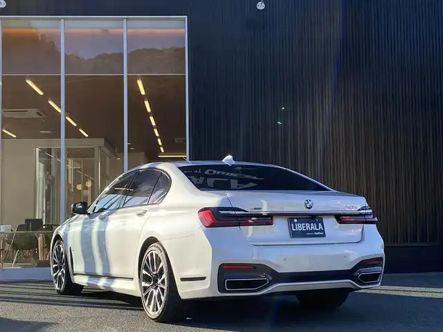 ＢＭＷ ７４０ｄ xDrive Mスポーツ 福岡県 2019(令1)年 3.9万km ミネラルホワイト 禁煙車/サンルーフ/純正ナビ/（CD/DVD/Apple Car Play/Bluetooth/USB/フルセグTV)/全方位カメラ/harman/kardon/ルームミラー内蔵型ETC/インテリジェントセーフティ/・歩行者警告および自動ブレーキ/・衝突警告および自動ブレーキ/・レーンキープアシスト/アクティブクルーズコントロール/ヘッドアップディスプレイ/エアサス/ブラウン本革シート/全席シートヒーター/前席シートベンチレーション/前席パワーシート/パワートランク/ワイヤレス充電/LEDヘッドライト/スマートキー×２