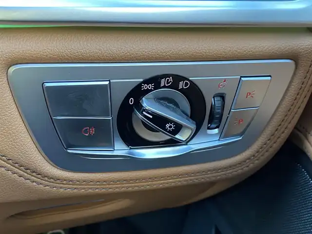 ＢＭＷ ７４０ｄ xDrive Mスポーツ 福岡県 2019(令1)年 3.9万km ミネラルホワイト 禁煙車/サンルーフ/純正ナビ/（CD/DVD/Apple Car Play/Bluetooth/USB/フルセグTV)/全方位カメラ/harman/kardon/ルームミラー内蔵型ETC/インテリジェントセーフティ/・歩行者警告および自動ブレーキ/・衝突警告および自動ブレーキ/・レーンキープアシスト/アクティブクルーズコントロール/ヘッドアップディスプレイ/エアサス/ブラウン本革シート/全席シートヒーター/前席シートベンチレーション/前席パワーシート/パワートランク/ワイヤレス充電/LEDヘッドライト/スマートキー×２