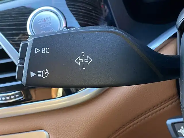 ＢＭＷ ７４０ｄ xDrive Mスポーツ 福岡県 2019(令1)年 3.9万km ミネラルホワイト 禁煙車/サンルーフ/純正ナビ/（CD/DVD/Apple Car Play/Bluetooth/USB/フルセグTV)/全方位カメラ/harman/kardon/ルームミラー内蔵型ETC/インテリジェントセーフティ/・歩行者警告および自動ブレーキ/・衝突警告および自動ブレーキ/・レーンキープアシスト/アクティブクルーズコントロール/ヘッドアップディスプレイ/エアサス/ブラウン本革シート/全席シートヒーター/前席シートベンチレーション/前席パワーシート/パワートランク/ワイヤレス充電/LEDヘッドライト/スマートキー×２