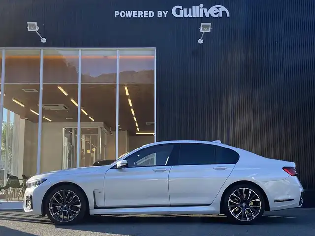 ＢＭＷ ７４０ｄ xDrive Mスポーツ 福岡県 2019(令1)年 3.9万km ミネラルホワイト 禁煙車/サンルーフ/純正ナビ/（CD/DVD/Apple Car Play/Bluetooth/USB/フルセグTV)/全方位カメラ/harman/kardon/ルームミラー内蔵型ETC/インテリジェントセーフティ/・歩行者警告および自動ブレーキ/・衝突警告および自動ブレーキ/・レーンキープアシスト/アクティブクルーズコントロール/ヘッドアップディスプレイ/エアサス/ブラウン本革シート/全席シートヒーター/前席シートベンチレーション/前席パワーシート/パワートランク/ワイヤレス充電/LEDヘッドライト/スマートキー×２