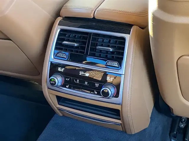 ＢＭＷ ７４０ｄ xDrive Mスポーツ 福岡県 2019(令1)年 3.9万km ミネラルホワイト 禁煙車/サンルーフ/純正ナビ/（CD/DVD/Apple Car Play/Bluetooth/USB/フルセグTV)/全方位カメラ/harman/kardon/ルームミラー内蔵型ETC/インテリジェントセーフティ/・歩行者警告および自動ブレーキ/・衝突警告および自動ブレーキ/・レーンキープアシスト/アクティブクルーズコントロール/ヘッドアップディスプレイ/エアサス/ブラウン本革シート/全席シートヒーター/前席シートベンチレーション/前席パワーシート/パワートランク/ワイヤレス充電/LEDヘッドライト/スマートキー×２