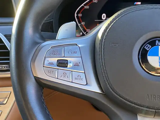 ＢＭＷ ７４０ｄ xDrive Mスポーツ 福岡県 2019(令1)年 3.9万km ミネラルホワイト 禁煙車/サンルーフ/純正ナビ/（CD/DVD/Apple Car Play/Bluetooth/USB/フルセグTV)/全方位カメラ/harman/kardon/ルームミラー内蔵型ETC/インテリジェントセーフティ/・歩行者警告および自動ブレーキ/・衝突警告および自動ブレーキ/・レーンキープアシスト/アクティブクルーズコントロール/ヘッドアップディスプレイ/エアサス/ブラウン本革シート/全席シートヒーター/前席シートベンチレーション/前席パワーシート/パワートランク/ワイヤレス充電/LEDヘッドライト/スマートキー×２