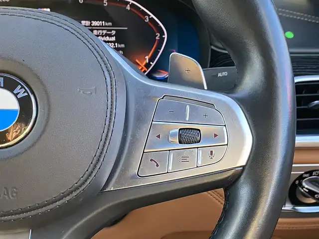 ＢＭＷ ７４０ｄ xDrive Mスポーツ 福岡県 2019(令1)年 3.9万km ミネラルホワイト 禁煙車/サンルーフ/純正ナビ/（CD/DVD/Apple Car Play/Bluetooth/USB/フルセグTV)/全方位カメラ/harman/kardon/ルームミラー内蔵型ETC/インテリジェントセーフティ/・歩行者警告および自動ブレーキ/・衝突警告および自動ブレーキ/・レーンキープアシスト/アクティブクルーズコントロール/ヘッドアップディスプレイ/エアサス/ブラウン本革シート/全席シートヒーター/前席シートベンチレーション/前席パワーシート/パワートランク/ワイヤレス充電/LEDヘッドライト/スマートキー×２