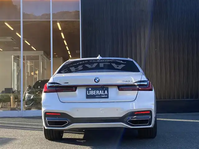 ＢＭＷ ７４０ｄ xDrive Mスポーツ 福岡県 2019(令1)年 3.9万km ミネラルホワイト 禁煙車/サンルーフ/純正ナビ/（CD/DVD/Apple Car Play/Bluetooth/USB/フルセグTV)/全方位カメラ/harman/kardon/ルームミラー内蔵型ETC/インテリジェントセーフティ/・歩行者警告および自動ブレーキ/・衝突警告および自動ブレーキ/・レーンキープアシスト/アクティブクルーズコントロール/ヘッドアップディスプレイ/エアサス/ブラウン本革シート/全席シートヒーター/前席シートベンチレーション/前席パワーシート/パワートランク/ワイヤレス充電/LEDヘッドライト/スマートキー×２