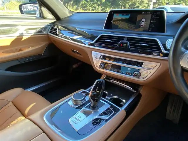 ＢＭＷ ７４０ｄ xDrive Mスポーツ 福岡県 2019(令1)年 3.9万km ミネラルホワイト 禁煙車/サンルーフ/純正ナビ/（CD/DVD/Apple Car Play/Bluetooth/USB/フルセグTV)/全方位カメラ/harman/kardon/ルームミラー内蔵型ETC/インテリジェントセーフティ/・歩行者警告および自動ブレーキ/・衝突警告および自動ブレーキ/・レーンキープアシスト/アクティブクルーズコントロール/ヘッドアップディスプレイ/エアサス/ブラウン本革シート/全席シートヒーター/前席シートベンチレーション/前席パワーシート/パワートランク/ワイヤレス充電/LEDヘッドライト/スマートキー×２