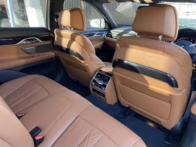 ＢＭＷ ７４０ｄ xDrive Mスポーツ 福岡県 2019(令1)年 3.9万km ミネラルホワイト 禁煙車/サンルーフ/純正ナビ/（CD/DVD/Apple Car Play/Bluetooth/USB/フルセグTV)/全方位カメラ/harman/kardon/ルームミラー内蔵型ETC/インテリジェントセーフティ/・歩行者警告および自動ブレーキ/・衝突警告および自動ブレーキ/・レーンキープアシスト/アクティブクルーズコントロール/ヘッドアップディスプレイ/エアサス/ブラウン本革シート/全席シートヒーター/前席シートベンチレーション/前席パワーシート/パワートランク/ワイヤレス充電/LEDヘッドライト/スマートキー×２