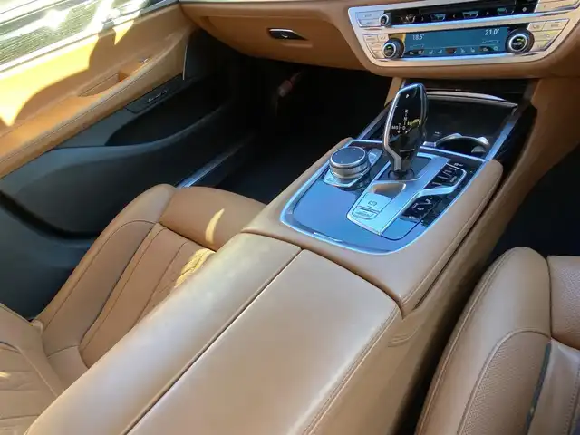 ＢＭＷ ７４０ｄ xDrive Mスポーツ 福岡県 2019(令1)年 3.9万km ミネラルホワイト 禁煙車/サンルーフ/純正ナビ/（CD/DVD/Apple Car Play/Bluetooth/USB/フルセグTV)/全方位カメラ/harman/kardon/ルームミラー内蔵型ETC/インテリジェントセーフティ/・歩行者警告および自動ブレーキ/・衝突警告および自動ブレーキ/・レーンキープアシスト/アクティブクルーズコントロール/ヘッドアップディスプレイ/エアサス/ブラウン本革シート/全席シートヒーター/前席シートベンチレーション/前席パワーシート/パワートランク/ワイヤレス充電/LEDヘッドライト/スマートキー×２