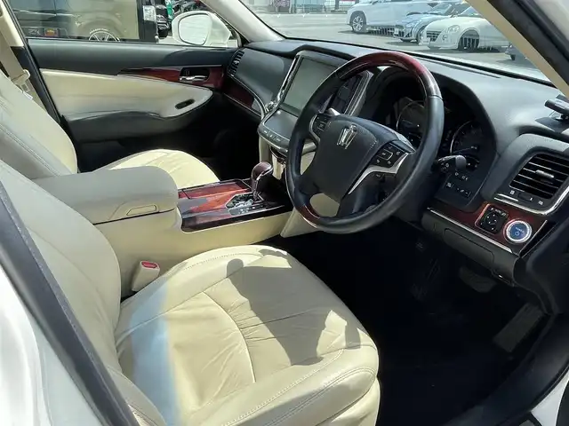 トヨタ クラウン マジェスタ 静岡県 2013(平25)年 11.9万km ホワイトパールクリスタルシャイン メーカーナビ/フルセグ/CD/DVD/Bluetooth/バックカメラ/プリクラッシュセーフティ/レーダークルーズコントロール/オートハイビーム/ヘッドライトウォッシャー/全ドアイージークローザー/スマートキー/革調シートカバー/純正18インチアルミ/前席シートヒーター/前席パワーシート/ハンドルヒーター/ドライブレコーダー/BSM/ビルトインETC/サマータイヤ24年製[LE MANS V+]/トヨタ記録簿H26/27/28/30/R2/4/5年有り