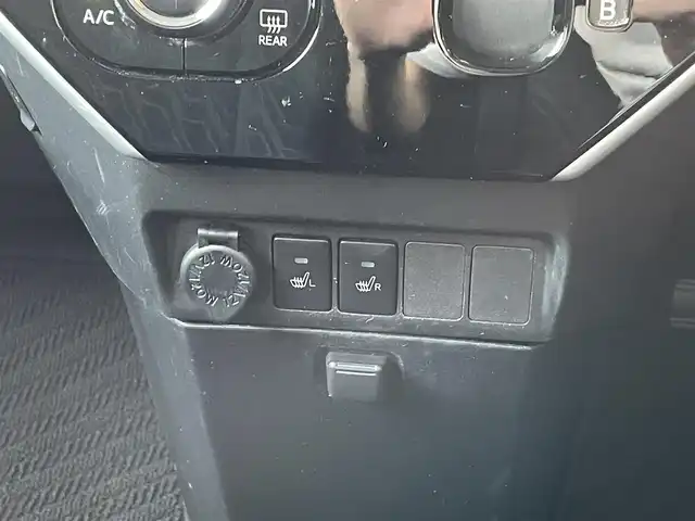トヨタ ルーミー カスタムG 埼玉県 2019(令1)年 6.4万km パールホワイトⅢ 1オーナー/純正9インチナビ/フルセグ・CD・DVD・BT/Bカメラ/PCS/TRC/アイドリングストップ/クルコン(追従なし)/コーナーセンサー/シートヒーター(D/N席)/ETC/LEDヘッドライト/オートライト/オートハイビーム/フォグランプ/両側パワースライドドア/純正前ドラレコ/社外AW(165/65/R14・スタッドレス付き)/スマートキー2本/保証書/取扱説明書