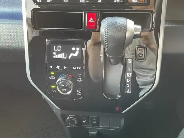 トヨタ ルーミー カスタムG 埼玉県 2019(令1)年 6.4万km パールホワイトⅢ 1オーナー/純正9インチナビ/フルセグ・CD・DVD・BT/Bカメラ/PCS/TRC/アイドリングストップ/クルコン(追従なし)/コーナーセンサー/シートヒーター(D/N席)/ETC/LEDヘッドライト/オートライト/オートハイビーム/フォグランプ/両側パワースライドドア/純正前ドラレコ/社外AW(165/65/R14・スタッドレス付き)/スマートキー2本/保証書/取扱説明書