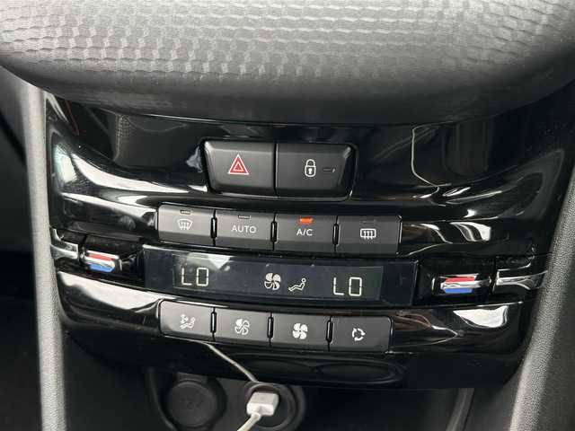 プジョー ２０８ アリュール 茨城県 2017(平29)年 4万km ブルーアンクル ワンオーナー　/アクティブセーフティブレーキ　　/純正ナビ　/１２セグ　/ＢＴ　/ＵＳＢ　/Ｂカメラ　/コーナーセンサー　/ＥＴＣ　/リモコンキー　/オートライト　/前後ドライブレコーダー　/純正１６ｉｎＡＷ　/禁煙車