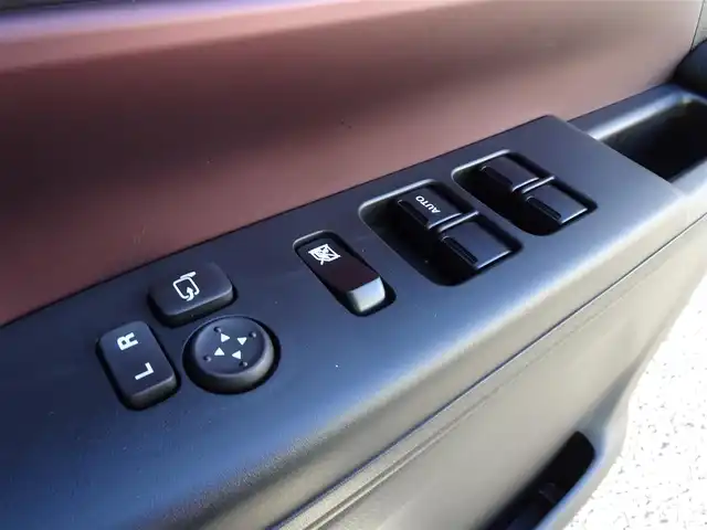 スズキ スペーシア カスタム HYBRID XS ターボ 千葉県 2025(令7)年 0.1千km ピュアホワイトパール/ブラック2トーン 【届出済未使用車】/【ピュアホワイトP/ブラック2トーン（C2H）】/LEDヘッドライト/LEDフォグランプ/パドルシフト/パワーモード/ヘッドアップディスプレイ/スズキセーティサポート/両側パワースライドドア/ハーフレザーシート/シートヒーター/純正15インチAW/アダプティブクルーズコントロール/プッシュスタート/スマートキー2本/プレミアムUV/IRカットガラス/サイド/カーテンエアバッグ/保証書/取扱説明書/