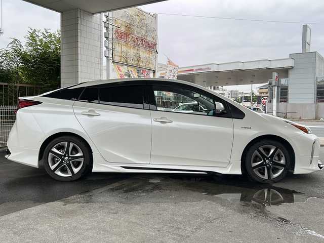トヨタ プリウス A ツーリングセレクション 京都府 2020(令2)年 1.6万km ホワイトパールクリスタルシャイン モデリスタフルエアロ /ワンオーナー　/純正ディーラーＯＰＳＤナビ　/フルセグＴＶ　/革シート　/トヨタセーフティセンス　/バックカメラ　/前後コーナーセンサー　/LEDライト　/クルーズコントロール　/D席パワーシート/スマートキー/純正AW17インチ/前方純正ドライブレコーダー/ウィンカーミラー/アイドリングストップ/純正ビルトインETC/ワイヤレス充電/BSM/HUD
