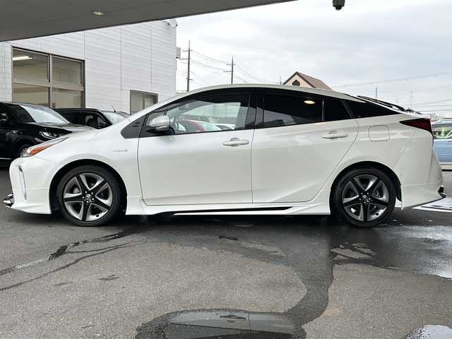 トヨタ プリウス A ツーリングセレクション 京都府 2020(令2)年 1.6万km ホワイトパールクリスタルシャイン モデリスタフルエアロ /ワンオーナー　/純正ディーラーＯＰＳＤナビ　/フルセグＴＶ　/革シート　/トヨタセーフティセンス　/バックカメラ　/前後コーナーセンサー　/LEDライト　/クルーズコントロール　/D席パワーシート/スマートキー/純正AW17インチ/前方純正ドライブレコーダー/ウィンカーミラー/アイドリングストップ/純正ビルトインETC/ワイヤレス充電/BSM/HUD