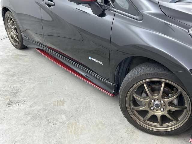 日産 ノート e－パワー ニスモ 福岡県 2017(平29)年 6.4万km スーパーブラック 純正ナビ（フルセグＴＶ）　/全方位カメラ　/エマージェンシーブレーキ　/横滑り防止装置　/レーンキープ　/デジタルインナーミラー　/ナビ連動前方ドラレコ　/EＴＣ　レーダー探知機　/プッシュスタート　/オートエアコン/LEDライト