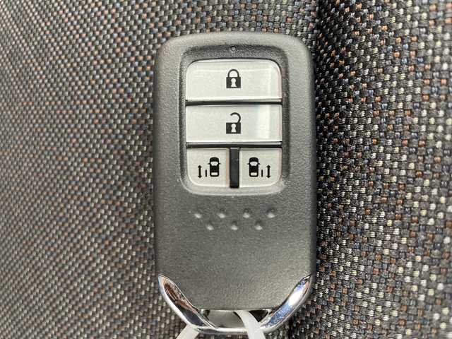 ホンダ フリード＋ ハイブリット G ホンダセンシング 岐阜県 2020(令2)年 7万km プラチナホワイトパール 純正SDナビ（VXM-204VFi)/フルセグ/DVD/BT/USB/バックカメラ/ホンダセンシング/・アダプティブクルーズコントロール/・誤発進抑制機能:/・車線維持支援システム/・後方誤発進抑制機能/・衝突被害軽減ブレーキ/パーキングセンサー/純正ドライブレコーダー/純正ビルトインETC/ハーフレザーシート/前席シートヒーター/両側パワースライドドア/純正フロアマット/サンシェード/純正15インチAW/寒冷地仕様/プッシュスタート/LEDオートライト