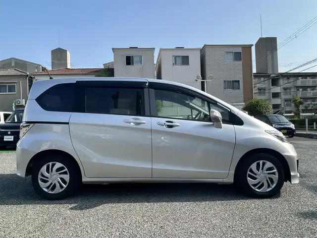 ホンダ フリード G ジャストセレクション 兵庫県 2014(平26)年 6.5万km アラバスターシルバーメタリック ・純正メモリーナビ/・地デジ/DVD/BT/・バックカメラ/・ステアリングリモコン/・両側パワースライドドア/・ビルトインETC/・ドライブレコーダー/・オートキセノンヘッドランプ/・スマートキー
