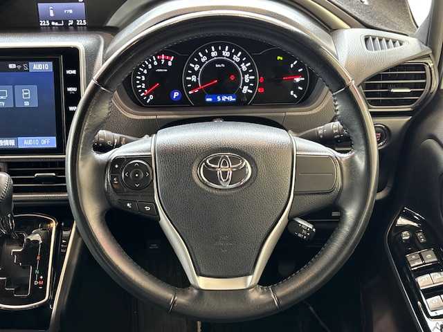トヨタ ヴォクシー ZS 煌Ⅱ 埼玉県 2020(令2)年 5.2万km ホワイトパールクリスタルシャイン セーフティセンス/フリップダウンモニター/純正10インチナビ/　　CD/DVD/フルセグ/USB/バックカメラ/両側パワースライドドア/クルーズコントロール/LEDヘッドライト/純正16インチアルミホイール/スマートキー2本/プッシュスタート/アイドリングストップ/ETC2.0/禁煙車
