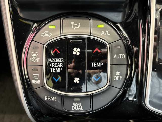 トヨタ ヴォクシー ZS 煌Ⅱ 埼玉県 2020(令2)年 5.2万km ホワイトパールクリスタルシャイン セーフティセンス/フリップダウンモニター/純正10インチナビ/　　CD/DVD/フルセグ/USB/バックカメラ/両側パワースライドドア/クルーズコントロール/LEDヘッドライト/純正16インチアルミホイール/スマートキー2本/プッシュスタート/アイドリングストップ/ETC2.0/禁煙車