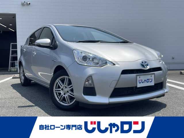 トヨタ アクア S 熊本県 2014(平26)年 6.3万km シルバーM (株)IDOMが運営する【じしゃロン熊本店】の自社ローン専用車両になりますこちらは現金またはオートローンご利用時の価格です。自社ローンご希望の方は別途その旨お申付け下さい/純正SDナビ【NSCP-W62】/　（ワンセグTV・Bluetooth・DVD・CD・AM/FM）/ステアリングスイッチ/バックカメラ/ETC/オートライト/アイドリングストップ/電動格納ウィンカーミラー/ISOFIX/プッシュスタート/純正フロアマット