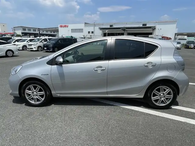 トヨタ アクア S 熊本県 2014(平26)年 6.3万km シルバーM (株)IDOMが運営する【じしゃロン熊本店】の自社ローン専用車両になりますこちらは現金またはオートローンご利用時の価格です。自社ローンご希望の方は別途その旨お申付け下さい/純正SDナビ【NSCP-W62】/　（ワンセグTV・Bluetooth・DVD・CD・AM/FM）/ステアリングスイッチ/バックカメラ/ETC/オートライト/アイドリングストップ/電動格納ウィンカーミラー/ISOFIX/プッシュスタート/純正フロアマット