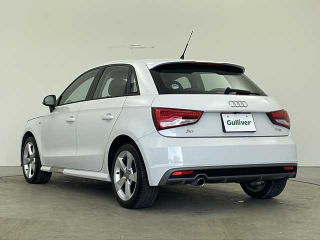 アウディ Ａ１ SB 1stエディション 秋田県 2015(平27)年 3.4万km グレイシアホワイトメタリック 純正ナビ/　（CD/DVD/Bluetooth）/バックカメラ/革巻きハンドル/パドルシフト/ステアリングスイッチ/ETC/純正フロアマット/純正16インチアルミホイール/HIDライト/フォグランプ/オートライト/リモコンキー