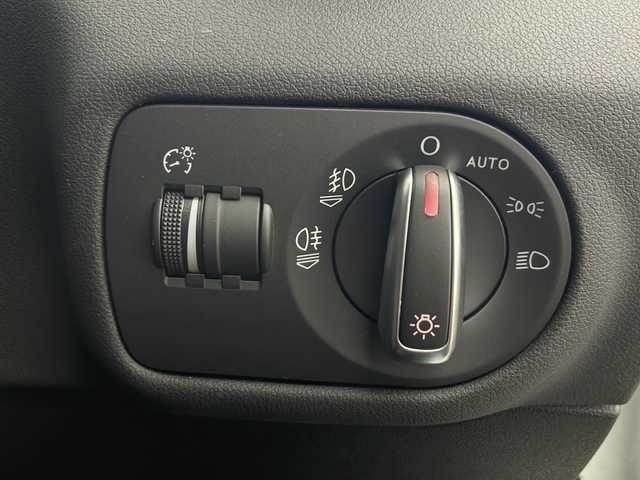 アウディ Ａ１ SB 1stエディション 秋田県 2015(平27)年 3.4万km グレイシアホワイトメタリック 純正ナビ/　（CD/DVD/Bluetooth）/バックカメラ/革巻きハンドル/パドルシフト/ステアリングスイッチ/ETC/純正フロアマット/純正16インチアルミホイール/HIDライト/フォグランプ/オートライト/リモコンキー