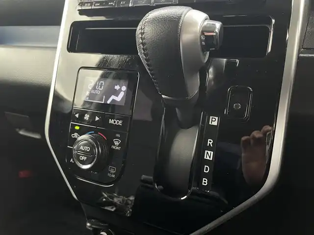 トヨタ ルーミー カスタムG－T 愛知県 2017(平29)年 10.7万km ブラックマイカメタリック (株)IDOMが運営する【じしゃロン名古屋鳴海店】の自社ローン専用車両になりますこちらは現金またはオートローンご利用時の価格です。自社ローンご希望の方は別途その旨お申付け下さい社外メモリナビ/フルセグ CD DVD BT MSV/両側パワスラ/バックカメラ/ビルトインETC/LEDヘッドライト/LEDフォグ/クルコン/PCS/クリアランスソナー/純正15インチAW/純正バイザー/社外マット/MOPスペアタイヤ/スペアキー/取説/保証書