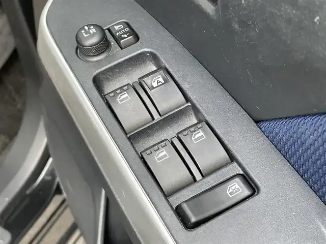 トヨタ ルーミー カスタムG－T 愛知県 2017(平29)年 10.7万km ブラックマイカメタリック (株)IDOMが運営する【じしゃロン名古屋鳴海店】の自社ローン専用車両になりますこちらは現金またはオートローンご利用時の価格です。自社ローンご希望の方は別途その旨お申付け下さい社外メモリナビ/フルセグ CD DVD BT MSV/両側パワスラ/バックカメラ/ビルトインETC/LEDヘッドライト/LEDフォグ/クルコン/PCS/クリアランスソナー/純正15インチAW/純正バイザー/社外マット/MOPスペアタイヤ/スペアキー/取説/保証書