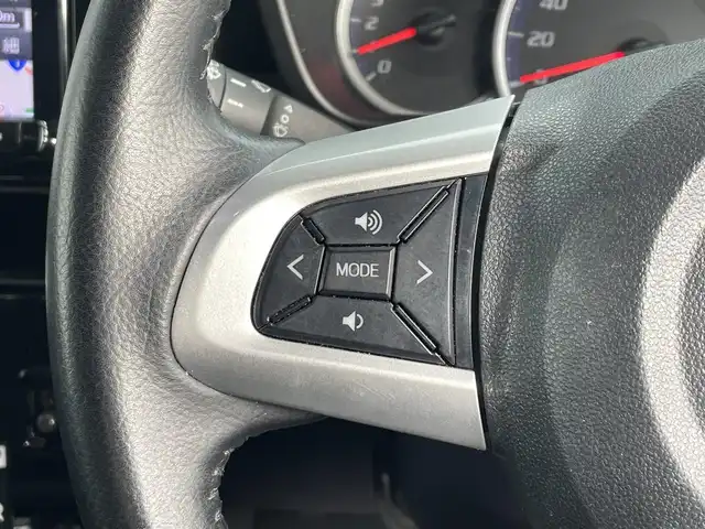 トヨタ ルーミー カスタムG－T 愛知県 2017(平29)年 10.7万km ブラックマイカメタリック (株)IDOMが運営する【じしゃロン名古屋鳴海店】の自社ローン専用車両になりますこちらは現金またはオートローンご利用時の価格です。自社ローンご希望の方は別途その旨お申付け下さい社外メモリナビ/フルセグ CD DVD BT MSV/両側パワスラ/バックカメラ/ビルトインETC/LEDヘッドライト/LEDフォグ/クルコン/PCS/クリアランスソナー/純正15インチAW/純正バイザー/社外マット/MOPスペアタイヤ/スペアキー/取説/保証書