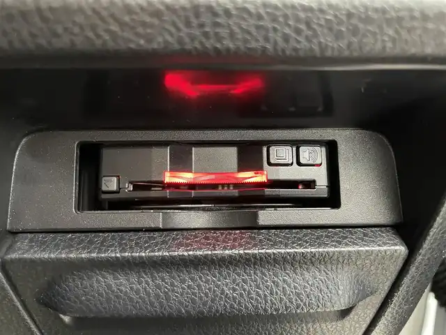 トヨタ エスクァイア Xi 鹿児島県 2019(平31)年 4.6万km ホワイトパールクリスタルシャイン 禁煙　/ナビ(CD/DVD/Bluetooth)　/トヨタセーフティセンス　/バックカメラ/両側パワースライドドア　/レーンキープアシスト　/前後コーナーセンサー　/純正ＬＥＤヘッドライト/フォグランプ　/シートバックテーブル/オートライト　/オートマチックハイビーム　/純正フロアマット/純正アルミホイール　/前後ドライブレコーダー/ＥＴＣ