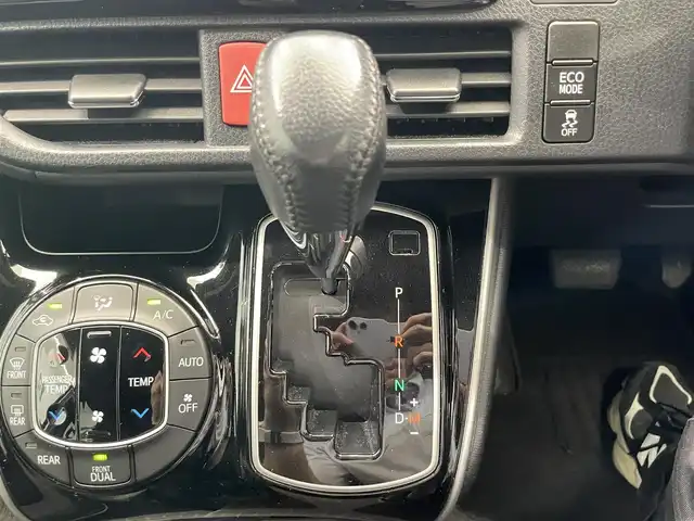 トヨタ エスクァイア Xi 鹿児島県 2019(平31)年 4.6万km ホワイトパールクリスタルシャイン 禁煙　/ナビ(CD/DVD/Bluetooth)　/トヨタセーフティセンス　/バックカメラ/両側パワースライドドア　/レーンキープアシスト　/前後コーナーセンサー　/純正ＬＥＤヘッドライト/フォグランプ　/シートバックテーブル/オートライト　/オートマチックハイビーム　/純正フロアマット/純正アルミホイール　/前後ドライブレコーダー/ＥＴＣ