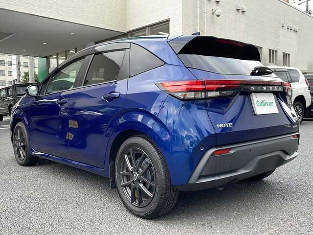 日産 ノート X FOUR 山形県 2022(令4)年 0.6万km オーロラフレアブルーパール ・ワンオーナー/・４WD/・純正ナビ/フルセグ/CD/DVD/Bluetooth/・純正前後ドラレコ/・ビルトインETC2.0/・バックカメラ/・エマージェンシーブレーキ/・レーンキープアシスト/・オートマチックハイビーム/・オートライト/・LEDヘッドランプ/・前後クリアランスソナー/・標識検知/・ふらつき警告/・電子パーキング/・オートホールド/・ハンドルヒーター/・前席シートヒーター/・純正AW/・純正マット/・純正エンジンスターター/・スタッドレスタイヤ＋スチールホイール車載（純正キャップ付き）/・スペアキー1本/・保証書/・取扱説明書