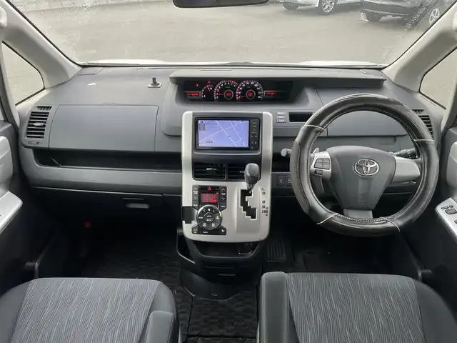 トヨタ ヴォクシー ZS 煌 大阪府 2011(平23)年 6.4万km ホワイトパールクリスタルシャイン (株)IDOMが運営する【じしゃロン堺店】の自社ローン専用車両になります。/こちらは現金またはオートローンご利用時の価格です。自社ローンご希望の方は別途その旨お申付け下さい