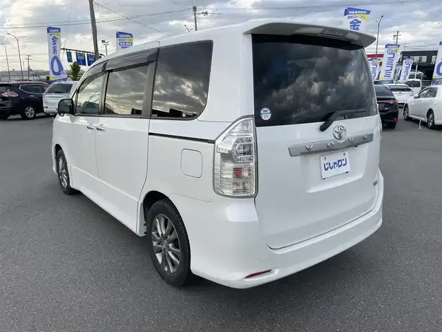 トヨタ ヴォクシー ZS 煌 大阪府 2011(平23)年 6.4万km ホワイトパールクリスタルシャイン (株)IDOMが運営する【じしゃロン堺店】の自社ローン専用車両になります。/こちらは現金またはオートローンご利用時の価格です。自社ローンご希望の方は別途その旨お申付け下さい