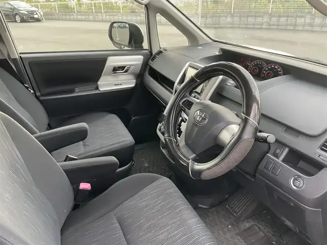 トヨタ ヴォクシー ZS 煌 大阪府 2011(平23)年 6.4万km ホワイトパールクリスタルシャイン (株)IDOMが運営する【じしゃロン堺店】の自社ローン専用車両になります。/こちらは現金またはオートローンご利用時の価格です。自社ローンご希望の方は別途その旨お申付け下さい
