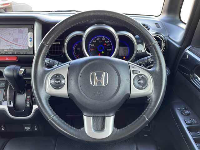 ホンダ Ｎ ＢＯＸ カスタム ターボ SSパッケージ 青森県 2014(平26)年 10.3万km プレミアムホワイトパール 4WD・ターボ/純正メモリナビ・ワンセグTV/CD・DVD・Bluetooth・SD/バックカメラ/前席シートヒーター/あんしんパッケージ/両側パワースライドドア/衝突軽減ブレーキ/クルーズコントロール/純正ETC/前後ドライブレコーダー/革調シートカバー/HIDヘッドライト/フォグランプ/純正15インチアルミ/スマートキー/プッシュスタート
